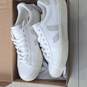 Veja Campo Chromefree Like New!